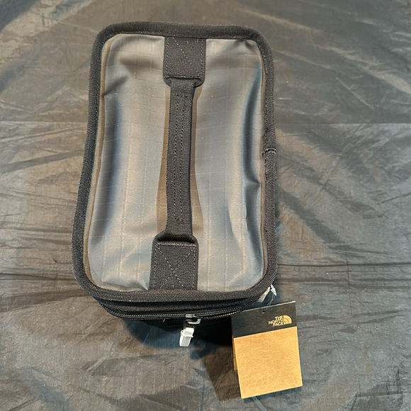 New The North Face Base Camp Voyager Black Lunch Cooler One Size NWT - Picture 3 of 15